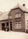 4-825 Huis en timmermanswerkplaats van de familie Goesten. Vlnr: Jan Goesten Jz., Joke Goesten en Bets van Uitert-Goesten.