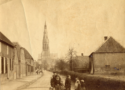 4-828 De katholieke kerk gezien vanuit de Haarstraat met op de voorgrond een groepje kinderen en verder in de straat ...