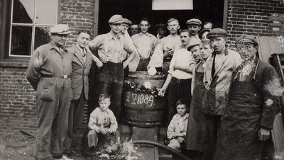 4-837 Alleen het jaar is bekend 1937. Herkend zijn: Leo v.d. Krabben, Jac van Doornmalen Mz., Jan van Doornmalen Jz., ...