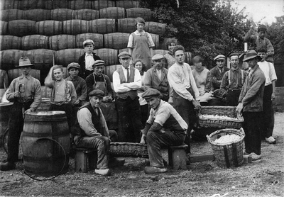 4-848 Een aantal medewerkers van de zilveruitjesinmakerij van W. van Run enkele van hun dragen een mand met uitjes ...