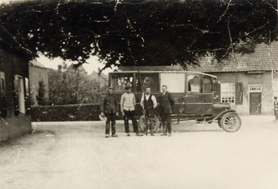 4-858 Vier personen rondom de eerste autobus van eigenaar W. Vos die staat voor In de Hopwaag te Well, geheel rechts ...