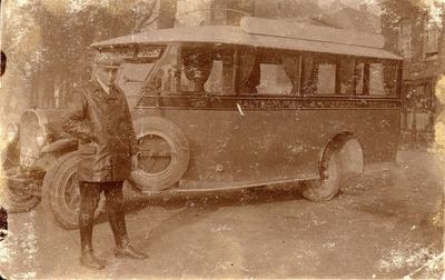 4-859 De tweede autobus van eigenaar W. Vos met voor de bus chauffeur Arie Vermeulen uit Hedel.