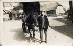 4-863 Jan Pasnagel met de broodkar getrokken door een paard van bakker Koos de Wit op de hoek bij de Mr. La Grostraat ...