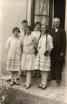 4-866 Vijf dames en een heer in de deuropening. Vlnr: 1. Marie Verlouw Sd., 2. Cor Aben, 3. Antje van Hemert Ad., 4. ...