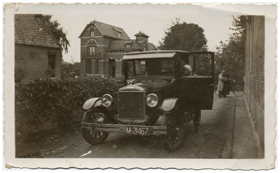 4-872 De auto van eigenaar Jac. Van Doornmalen Mz. Op de achtergrond burgemeesterswoning De Hoogenhof.