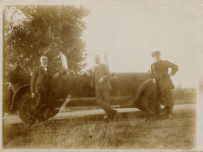 4-874 Drie personen staand voor een auto. Vlnr: 1. Eduard Philips, 2. Notaris H.C. de Jongh, 3. Chauffeur Theo van Aalten