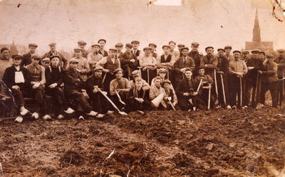 4-883 Een grote groep hulpverleners bij ziekte van Heintje van Hemert op de Uilecoten. Hulp die verleend werd met ...