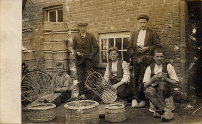 4-886 Vijf medewerkers van een mandenmakerij. Achterste rij vlnr: 1. Driek Moors Pz., 2. Huub van Harssel. Voorste rij ...