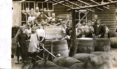 4-889 Een grote groep medewerkers van het uieninmaak en groentenzouterijbedrijf van L. van Run. 1. Gerrit de Rouw ...