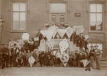 4-893 Een groot aantal kinderen op het bordes van het gemeentehuis, met hun vliegers in de hand, die meededen aan een ...