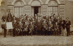 4-897 Fanfare Sint Caecilia opgesteld voor huize Naamrijck ter gelegenheid van het winnen van een internationale ...