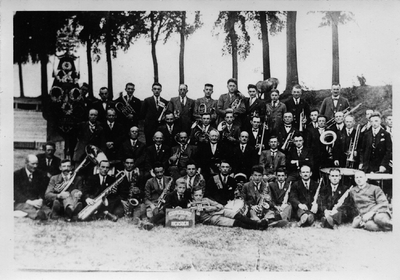 4-902 Fanfare Sint Caecilia ter gelegenheid van een muziekconcours gehouden in Heusden waar zij de eerste prijs ...