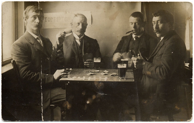 4-915 Vier mannen een kaartje aan het leggen en achter een biertje of een borrel in het oude Veerhuis. Vlnr: 1. Gerrit ...