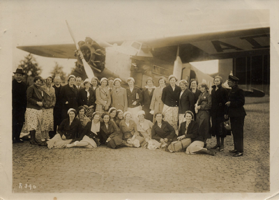 4-924 Leden van dameszangkoor Sint Rosa en twee paters poserend voor een vliegtuig tijdens een reis naar Waalhaven. ...