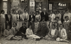 4-926 Leden van dames zangvereniging Sint Rosa tijdens een reisje naar Valkenburg. Achterste rij vlnr: 1. Marie van ...
