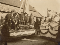 4-992 Twee praalwagens tijdens de viering van het Onafhankelijksheidsfeest 1813-1819. Op de linkse praalwagen vlnr: 1. ...