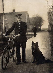 4-995 Velwachter Hubertus van Bokhoven met de fiets aan de hand en naast hem zijn hond.