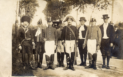 4-996 Een aantal heren bij de viering van het Onafhankelijksfeest 1813-1913. Te herkennen zijn: Roelof van Run Lz., Jan ...