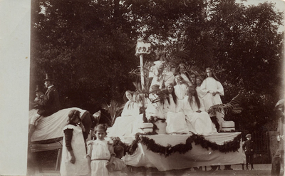 4-997 Een aantal dames op een praalwagen tijdens de viering van het Onafhankelijksfeest 1813-1913.