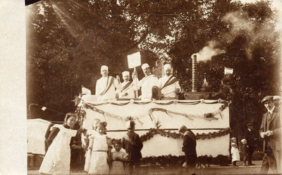 4-998 Een aantal mannen op een praalwagen tijdens de viering van het Onafhankelijksfeest 1813-1913.