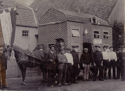 4-999 Een aantal mannen voor een praalwagen bij de viering van het Onafhankelijksfeest 1813-1913 met op de voorgrond ...