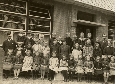 7-10 Schoolfoto: christelijke lagere school, groep 2. Achterste rij vlnr: 1. Meester v.d. Leer, 2. Leen Vos Tz., 3. ...