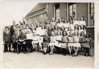 7-158 Schoolfoto: christelijke lagere school, ter gelegenheid van Koninginnedag