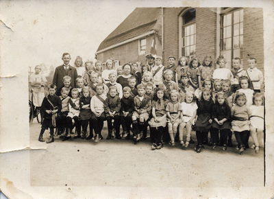 7-159 Schoolfoto: christelijke lagere school, ter gelegenheid van Koninginnedag