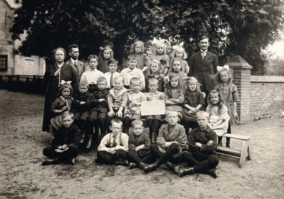 7-160 Schoolfoto: christelijke lagere school, groep 2.