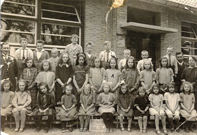 7-161 Schoolfoto: christelijke lagere school, groep 1.