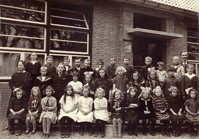 7-175 Schoolfoto: christelijke lagere school, groep 3.