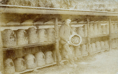 7-32 Aai Vissers staand voor zijn bijenstal aan de Peperstraat.