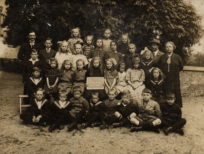 7-9 Schoolfoto: christelijke lagere school. Achterste rij vlnr: 1. Geertje Bakker Cd., 2. Cor Bakker Cd. (Pippel), 3. ...