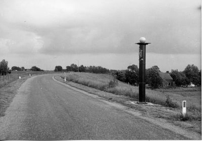 6-15001 Zicht richting Zuilichem met rechts de grenspaal tussen Brakel en Zuilichem.