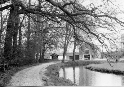 6-15013 Met zicht op de winkel van A. van Tuyl