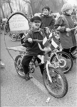 9-121 Kinderen met versierde fietsen in de optocht van de oranjevereniging.