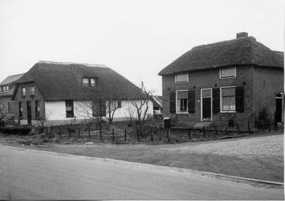 9-15087 Beide woningen zijn inmiddels gesloopt. Op de rechtse lokatie is thans salgerij Oomen gevestigd