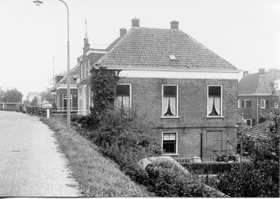 9-15128 Voormalig gemeentehuis gemeente Gameren, daarachter cafetaria 't Ouwe Mestershuis