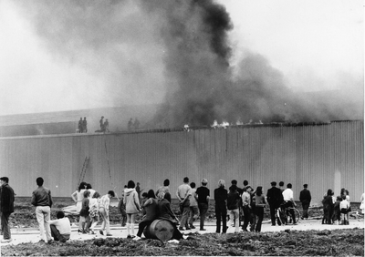 9-173 Toeschouwers bij de brand bij het aardappeltransportbedrijf van H.A. van Tuijl, Middelkampseweg 1.