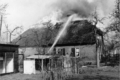 9-239 Blussen van een brandende boerderij.