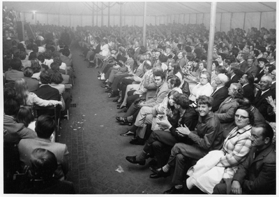 9-58 Oranjefeest 1971, honderden mensen in een overvolle tent.