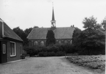 10-15005 Gezicht op de achterzijde van de Hervormde kerk vanaf een erf (oprit) van een huis aan de Prins Bernhardstraat.