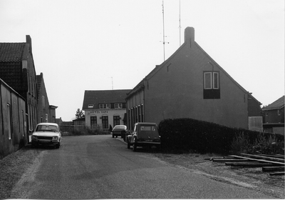 10-15021 Maasdijk met op de achtergrond zicht op het veerhuis. Links het woonhuis van Heerma en gebouwen die horen bij ...