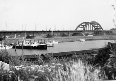 10-15024 Zicht op de jachthaven en de verkeersbrug over de Maas.