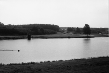 10-15026 Molendijk met gezicht op de uiterwaarden en de Maas, met aan de overzijde van de rivier Grevecoeur.