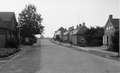 10-15029 Molenstraat gezien vanaf de Voorstraat in de richting van de Maasdijk.
