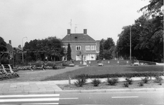 10-15034 Plantsoen op de hoek van de Koningin Wilhelminastraat en de Uithovensestraat met het monument voor de in de ...