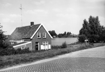 10-15042 Maasdijk gezien vanaf de splising met de Prinses Beatrixstraat. Dat gedeelte werd vroeger De Uilenburg ...