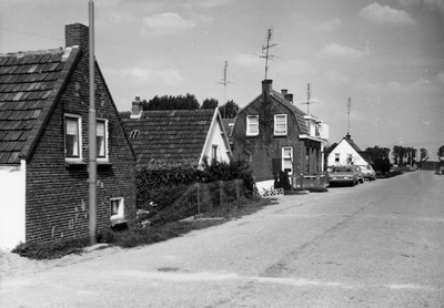 10-15044 Maasdijk gezien in de richting van de spoorwegovergang.