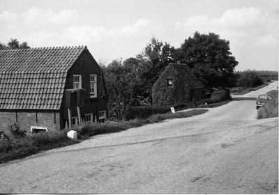 10-15050 Gezicht op de Steenovensestraat vanaf de Maasdijk. In het midden links de ingang van de Kweldam.